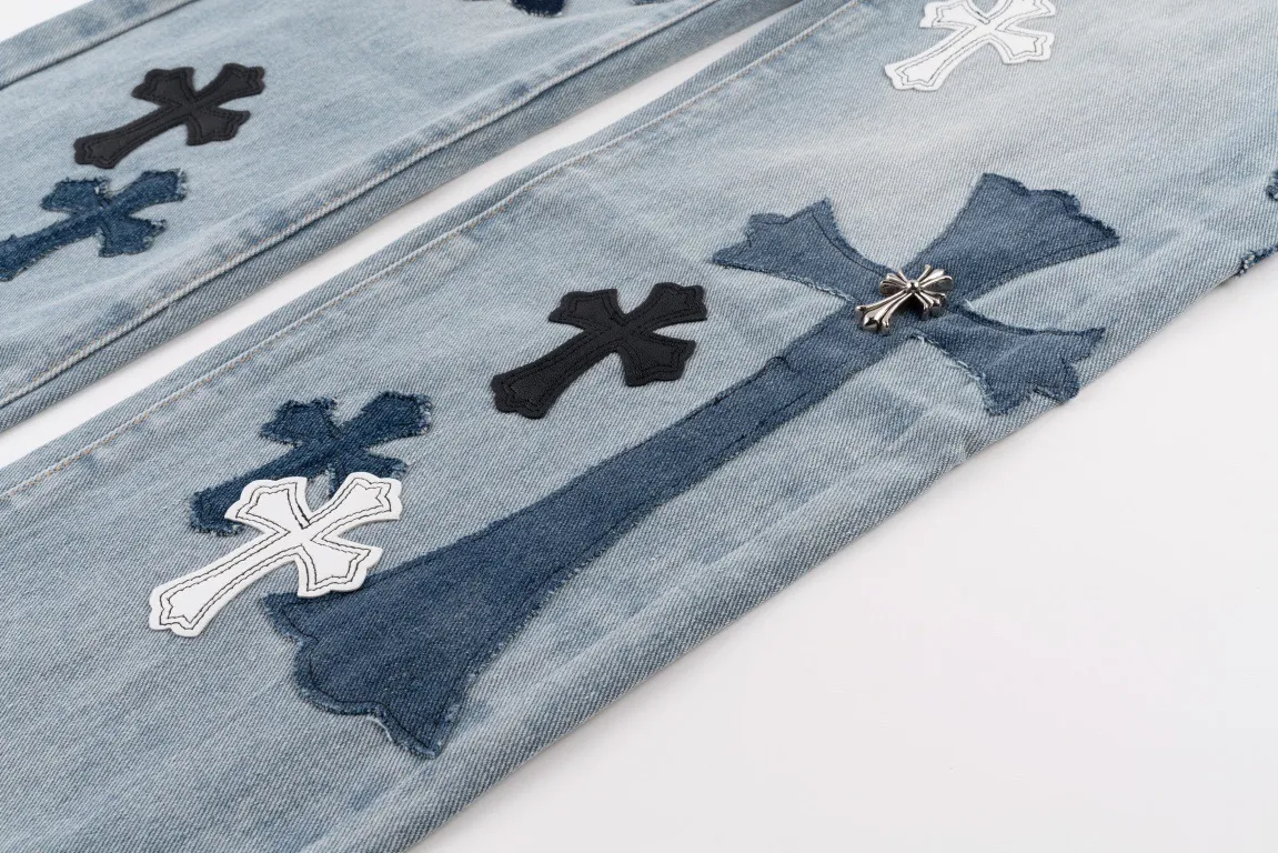 P290 Evergreen model, top version] Chrome Hearts blue jeans, multi-leather label work jeans, ch jeans, all need to be washed before being dismantled and then hand-stitched with sheepskin cross leather and then spliced ​​together. The whole piece has too many craftsmanship to describe. The cabinet price is 12W+ level, patchwork cross flower embellishment, high-waisted washed jeans! ! Absolutely high-end luxury products, 6W+ level god-level items, super popular products, made with top heavy industry, a magic weapon that cannot be missed. About Kroxin This is an extremely luxurious fashion brand, which can also be called the aristocrats of the high street. It has always been an exclusive brand for some hipsters or rich second generation. Compared with ordinary high streets, it is more luxurious and noble. Compared with luxury brands, it has a more fashionable personality and has always been a brand that I have a special liking for. Style number: 1565# Color: blue Size: 28 30 32 34 36